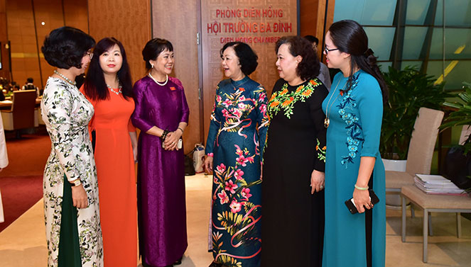 Các nữ đại biểu Quốc hội thảo luận bên lề Phiên họp