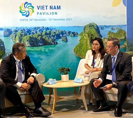 Chủ tịch HĐQT VietinBank Trần Minh Bình và ông Koichiro Oshima, Giám đốc điều hành, Giám đốc Đơn vị Kinh doanh Giải pháp Tài chính, MUFG (trái) thảo luận về các cơ hội hợp tác trong lĩnh vực tài chính bền vững.