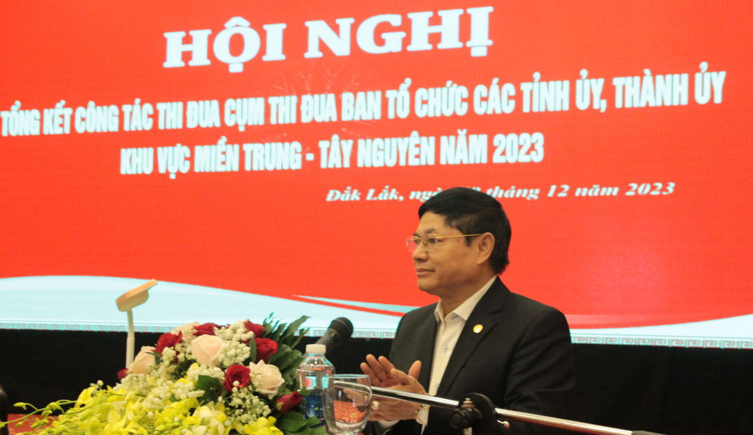Phó Bí thư Thường trực Tỉnh ủy Đắk Lắk Phạm Minh Tấn phát biểu chào mừng hội nghị.