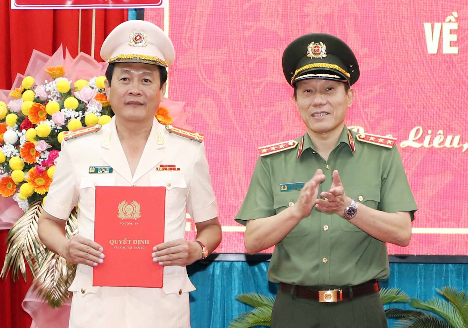 Thứ trưởng Bộ Công an Lương Tam Quang trao quyết định cho đại tá Hồ Việt Triều (trái). Ảnh: Zing.vn