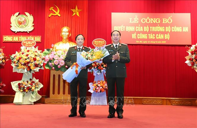 Thượng tướng Trần Quốc Tỏ, Thứ trưởng Bộ Công an, tặng hoa chúc mừng Đại tá Đặng Hồng Đức được điều động, bổ nhiệm giữ chức Chánh Văn phòng Bộ Công an. Ảnh: TTXVN