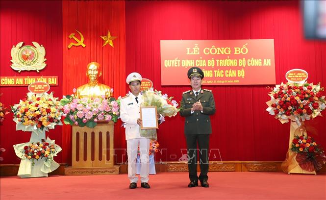 Thượng tướng Trần Quốc Tỏ, Thứ trưởng Bộ Công an, trao quyết định và tặng hoa chúc mừng Đại tá Lê Việt Thắng được bổ nhiệm làm Giám đốc Công an tỉnh Yên Bái. Ảnh: TTXVN