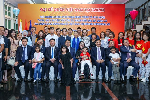 Thủ tướng Phạm Minh Chính và Phu nhân, đoàn đại biểu cấp cao Việt Nam cùng cán bộ, nhân viên Đại sứ quán và bà con cộng đồng người Việt tại Brunei Darussalam - Ảnh: VGP/Nhật Bắc.