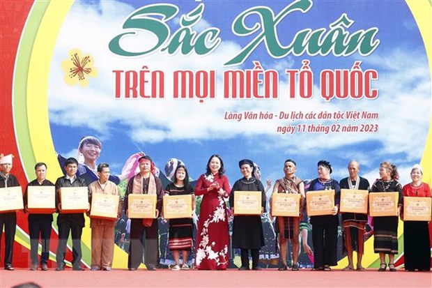 Quyền Chủ tịch nước Võ Thị Ánh Xuân tặng quà cho đại diện các dân tộc Việt Nam. (Ảnh: Thống Nhất/TTXVN).