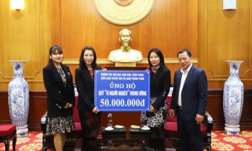 50 triệu đồng trao tặng Quỹ “Vì người nghèo” Trung ương từ tiền thưởng Giải Búa liềm vàng