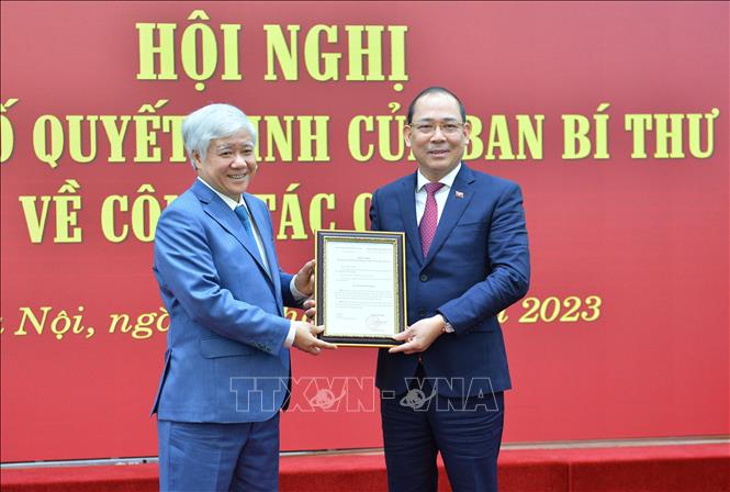 Bí thư Trung ương Đảng, Chủ tịch Ủy ban Trung ương MTTQ Việt Nam Đỗ Văn Chiến trao Quyết định của Ban Bí thư cho đồng chí Hoàng Công Thủy. Ảnh: TTXVN