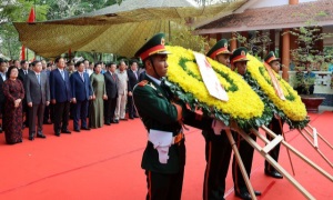 Thủ tướng Phạm Minh Chính dâng hương tưởng niệm đồng chí Huỳnh Tấn Phát