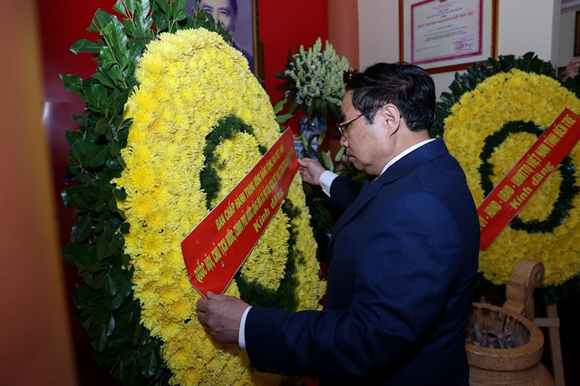 Thủ tướng Phạm Minh Chính tưởng nhớ đồng chí Huỳnh Tấn Phát, nhà lãnh đạo tài năng của Đảng, Nhà nước và cách mạng Việt Nam; một trí thức giàu lòng yêu nước, có uy tín lớn; tấm gương tiêu biểu của khối đại đoàn kết toàn dân tộc; người cộng sản kiên trung, mẫu mực, suốt đời phấn đấu vì độc lập, tự do của Tổ quốc, vì ấm no, hạnh phúc của nhân dân - Ảnh: VGP/Nhật Bắc.