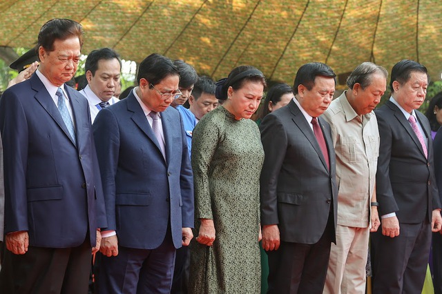 Thủ tướng Phạm Minh Chính cùng các đồng chí lãnh đạo, nguyên lãnh đạo Đảng, Nhà nước và các đại biểu tưởng nhớ đồng chí Huỳnh Tấn Phát - Ảnh: VGP/Nhật Bắc.