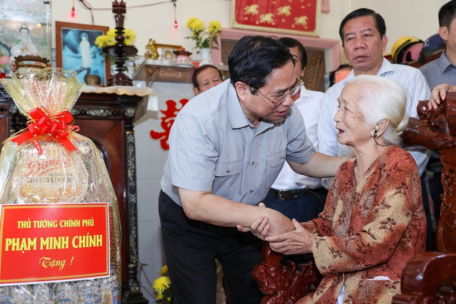 Thủ tướng thăm, tặng quà Mẹ Việt Nam Anh hùng Lê Thị Khanh (thị trấn Châu Thành, huyện Châu Thành) - Ảnh: VGP/Nhật Bắc.