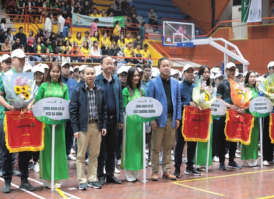 Ban lãnh đạo Vietcombank tặng hoa và cờ lưu niệm cho các đoàn tham dự Hội thao Vietcombank Khu vực 3.