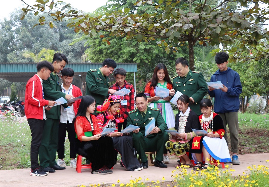 Tuyên truyền, phổ biến pháp luật về an ninh biên giới, chủ quyền lãnh thổ cho các em học sinh các dân tộc tại Trường Trung học phổ thông Mường Nhé (huyện Mường Nhé, tỉnh Điện Biên). Ảnh: TTXVN