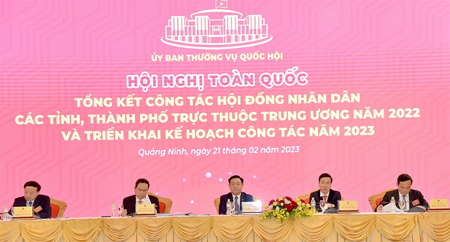 Chủ tịch Quốc hội Vương Đình Huệ; Thường trực Ban Bí thư Võ Văn Thưởng; Phó Chủ tịch Thường trực Quốc hội Trần Thanh Mẫn; Phó Thủ tướng Chính phủ Trần Lưu Quang; Bí thư Tỉnh ủy, Chủ tịch HĐND tỉnh Quảng Ninh Nguyễn Xuân Ký đồng chủ trì Hội nghị.