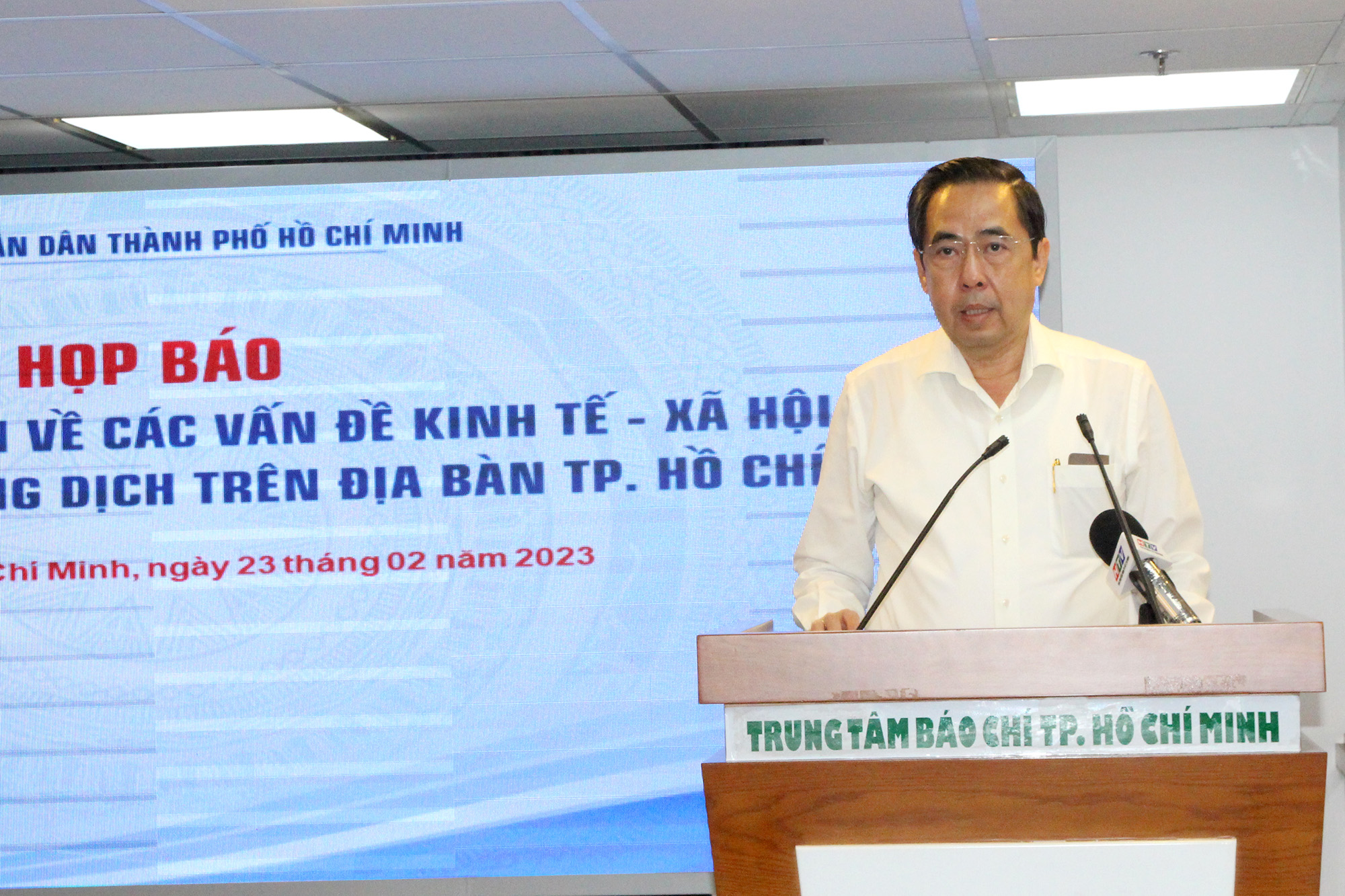 Đồng chí Nguyễn Văn Lâm – Phó Giám đốc Sở Lao động - Thương Binh và Xã hội trả lời báo chí tại buổi họp báo (Ảnh: H.Hào).