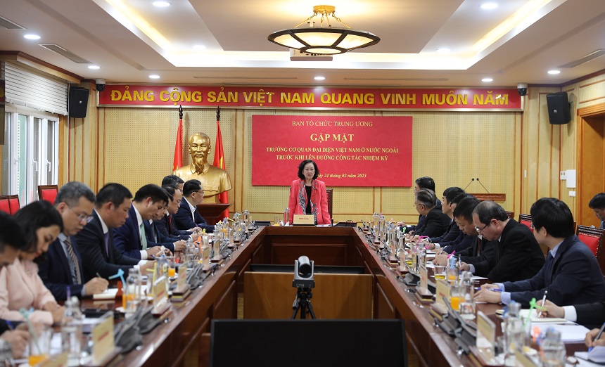 Đ/c Trương Thị Mai phát biểu tại buổi gặp.