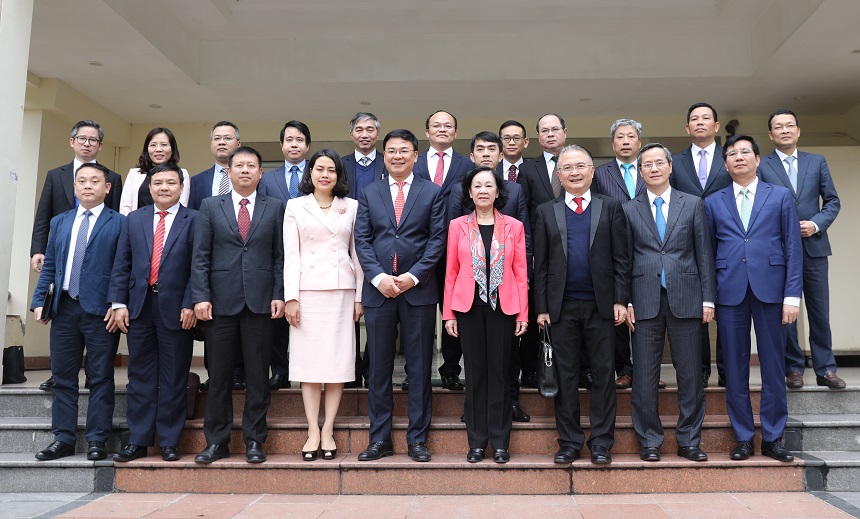 Đ/c Trương Thị Mai chụp ảnh lưu niệm cùng Lãnh đạo Bộ Ngoại giao và các đại sứ.