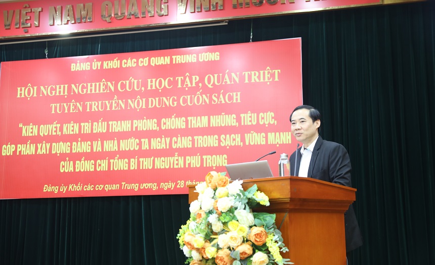 Đ/c Nguyễn Thái Học, Phó Trưởng Ban Nội chính Trung ương giới thiệu về cuốn sách của Tổng Bí thư Nguyễn Phú Trọng.