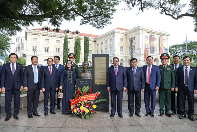 Bia tưởng niệm và tượng đài Chủ tịch Hồ Chí Minh cũng là tượng đài đầu tiên trong chương trình tôn vinh
