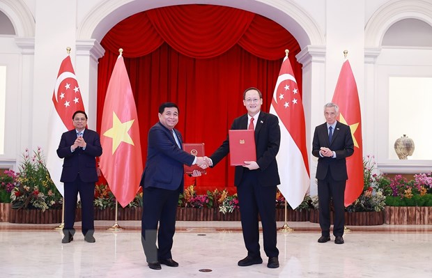 Thủ tướng Phạm Minh Chính và Thủ tướng Xin-ga-po Lý Hiển Long chứng kiến trao Bản Ghi nhớ về việc thiết lập quan hệ đối tác kinh tế số - kinh tế xanh giữa Việt Nam và Xin-ga-po. (Ảnh: Dương Giang/TTXVN).