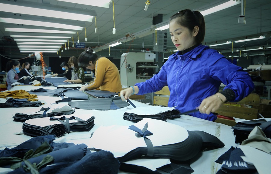 Công nhân Công ty cổ phần May Lạng Giang (LGG) trong dây chuyền sản xuất.
