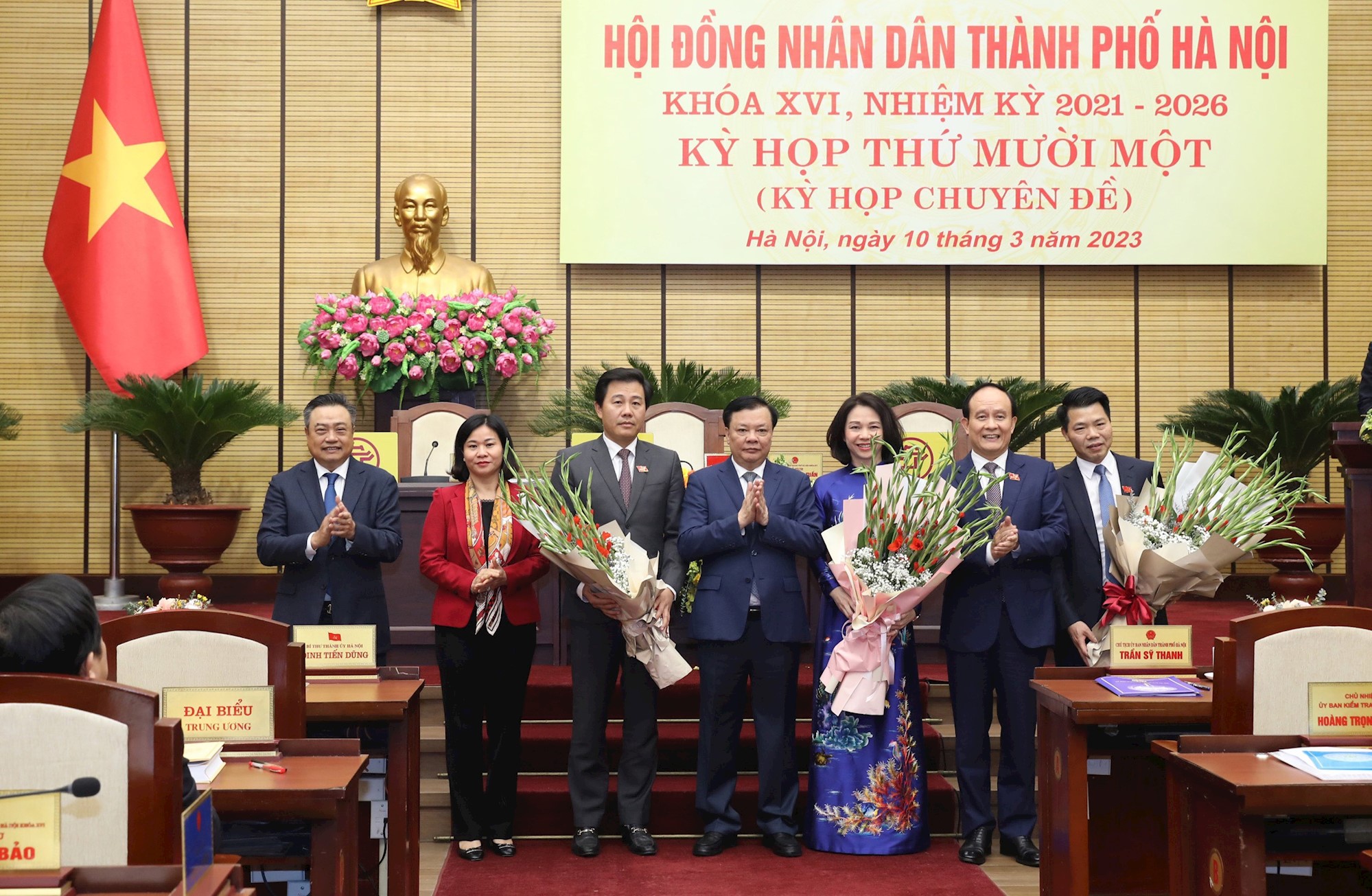 Ủy viên Bộ Chính trị, Bí thư Thành ủy Hà Nội Đinh Tiến Dũng và các đồng chí lãnh đạo thành phố chúc mừng các đồng chí vừa được bầu giữ các cương vị mới.