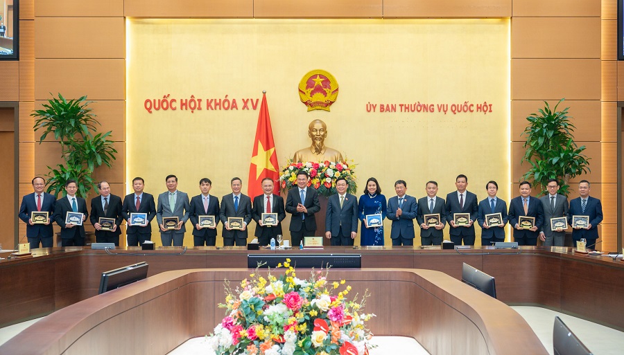 Chủ tịch Quốc hội Vương Đình Huệ cùng các đại sứ, trưởng cơ quan đại diện Việt Nam ở nước ngoài.