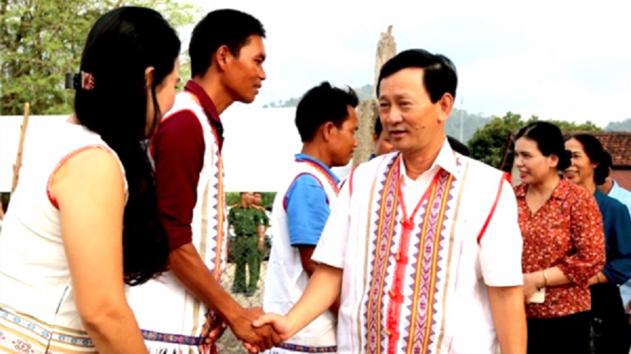 Ủy viên Trung ương Đảng, Bí thư Tỉnh ủy, Chủ tịch HĐND tỉnh Dương Văn Trang thăm hỏi và động viên bà con dân tộc Rơ Măm vươn lên thoát nghèo