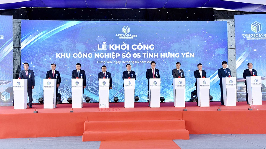 Chủ tịch Quốc hội Vương Đình Huệ và các đại biểu bấm nút khởi công xây dựng Khu Công nghiệp số 5 tỉnh Hưng Yên.
