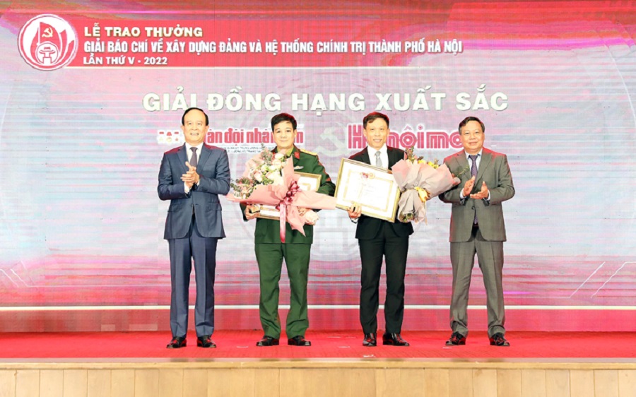 Phó Bí thư Thành ủy, Chủ tịch HĐND thành phố Hà Nội Nguyễn Ngọc Tuấn và Phó Bí thư Thành ủy, Trưởng ban Chỉ đạo hai giải báo chí của Thành ủy Hà Nội Nguyễn Văn Phong trao giải đồng hạng Xuất sắc cho hai cơ quan báo chí là Báo Hànộimới và Báo Quân đội nhân dân.