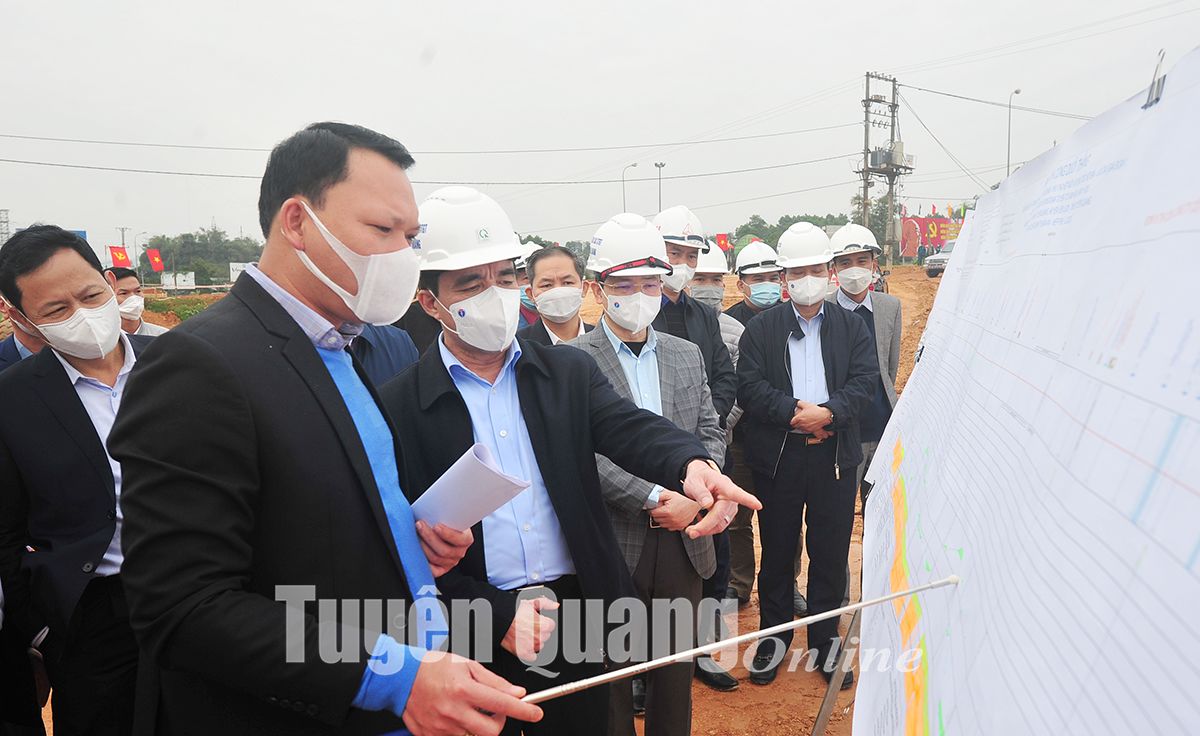 Các đồng chí lãnh đạo tỉnh nghe báo cáo tiến độ thi công Dự án đầu tư xây dựng đường cao tốc Tuyên Quang - Phú Thọkết nối với cao tốc Nội Bài - Lào Cai.