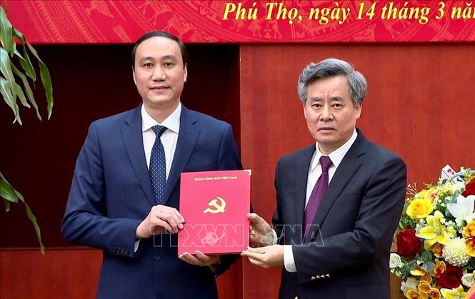 Thừa ủy quyền của Ban Bí thư và phân công của Trưởng Ban Tổ chức Trung ương, đồng chí Nguyễn Quang Dương, Ủy viên BCH Trung ương Đảng, Phó Trưởng Ban Tổ chức Trung ương (bên phải) trao quyết định cho Phó Bí thư Tỉnh ủy Phú Thọ Phùng Khánh Tài. Ảnh: Trung Kiên/TTXVN