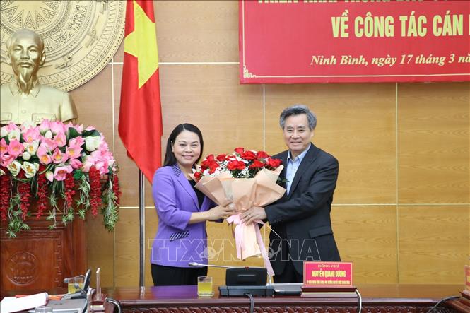 Đồng chí Nguyễn Quang Dương, Ủy viên Trung ương Đảng, Phó Trưởng ban Tổ chức Trung ương chúc mừng đồng chí Nguyễn Thị Thu Hà.