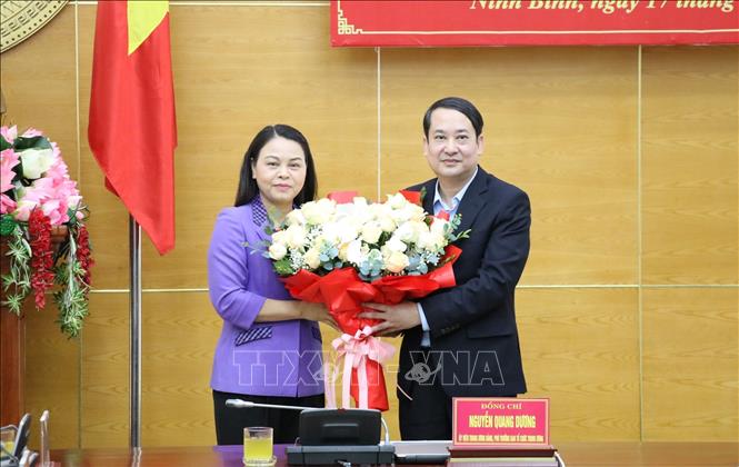 Đồng chí Mai Văn Tuất, Phó Bí thư thường trực Tỉnh ủy Ninh Bình chúc mừng đồng chí Nguyễn Thị Thu Hà.
