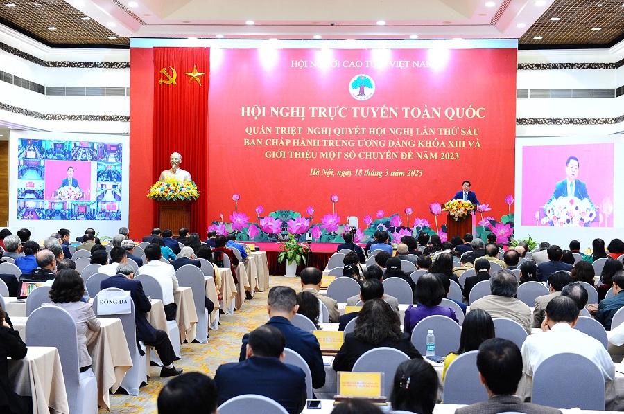 Đồng chí Nguyễn Trọng Nghĩa quán triệt một số nội dung tại Hội nghị.