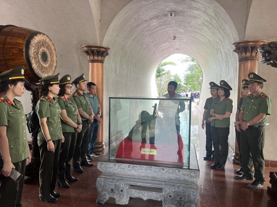 Thiếu tướng Nguyễn Văn Kỷ và cán bộ chiến sĩ Cục Đối ngoại thăm cán bộ, chiến sĩ Công an huyện Cồn Cỏ