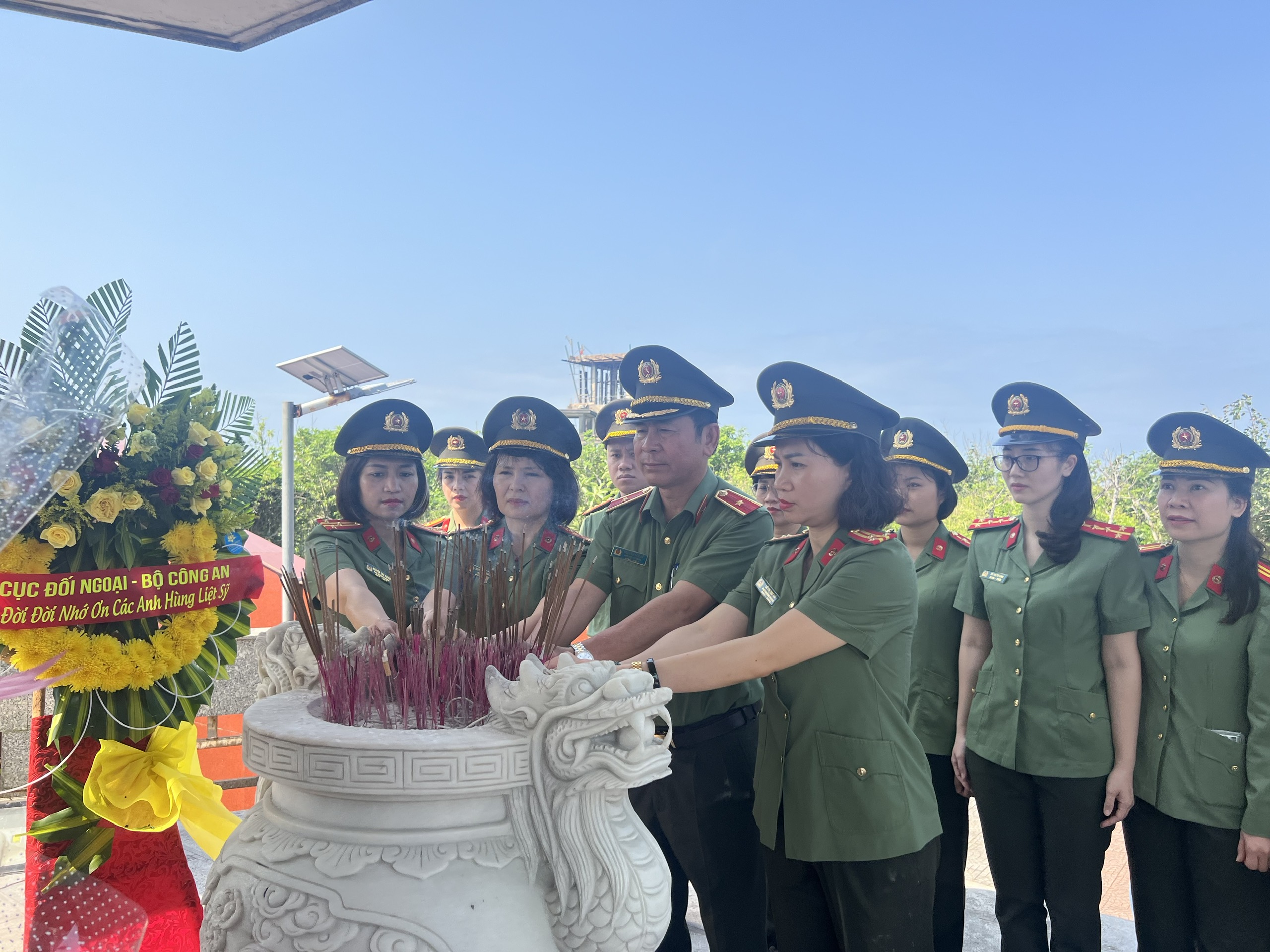 Thiếu tướng Nguyễn Văn Kỷ, Phó Cục trưởng Cục Đối ngoại - Bộ Công an cùng cán bộ, chiến sĩ dâng hương tại Tượng đài các anh hùng liệt sĩ trên Đảo Cồn Cỏ.