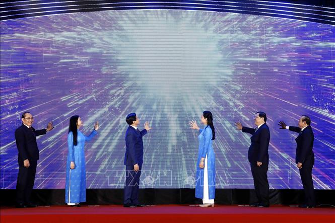 Phó Thủ tướng Lê Minh Khái với các đại biểu thực hiện nghi thức phát động Cuộc thi Phụ nữ khởi nghiệp năm 2023. Ảnh: TTXVN
