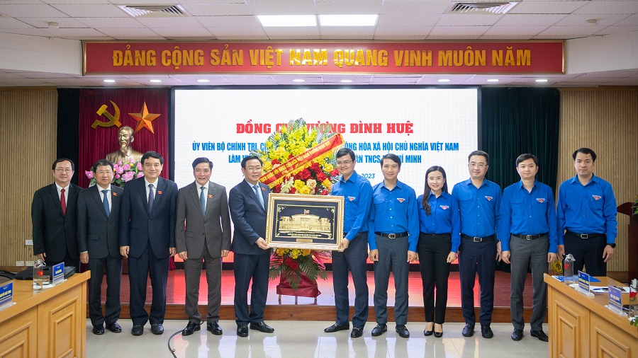 Chủ tịch Quốc hội Vương Đình Huệ tặng hoa chúc mừng Ban Bí thư Trung ương Đoàn nhân kỷ niệm 92 năm Ngày thành lập Đoàn TNCS Hồ Chí Minh.
