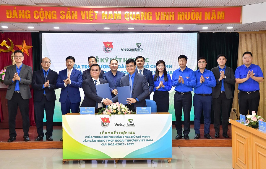 Đ/c Nguyễn Thanh Tùng – Phó Bí thư Đảng ủy, Thành viên HĐQT, Tổng giám đốc Vietcombank (bên trái) và đ/c Bùi Quang Huy - Ủy viên dự khuyết BCH Trung ương Đảng, Bí thư thứ nhất BCH Trung ương Đoàn ký kết hợp tác với sự chứng kiến của các đại biểu khách mời và lãnh đạo của Trung ương Đoàn TNCS Hồ Chí Minh và Vietcombank.