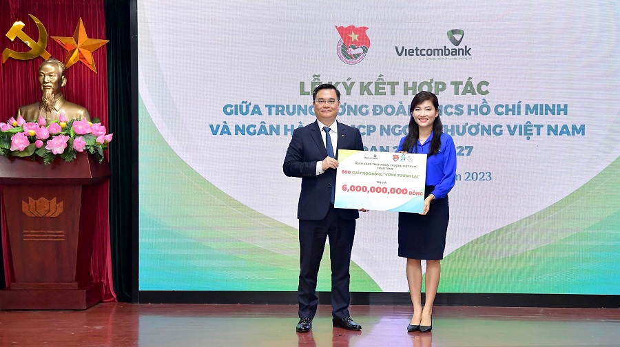Đ/c Nguyễn Thanh Tùng – Phó Bí thư Đảng ủy, thành viên HĐQT, Tổng giám đốc Vietcombank (bên trái) trao tặng 600 suất học bổng “Vững tương lai” cho đại diện Trung ương Đoàn TNCS Hồ Chí Minh.