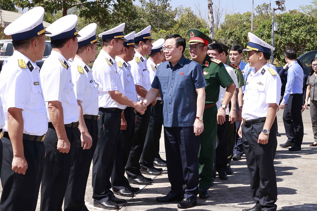 Chủ tịch Quốc hội Vương Đình Huệ cùng Đoàn công tác thăm Lữ đoàn 681.