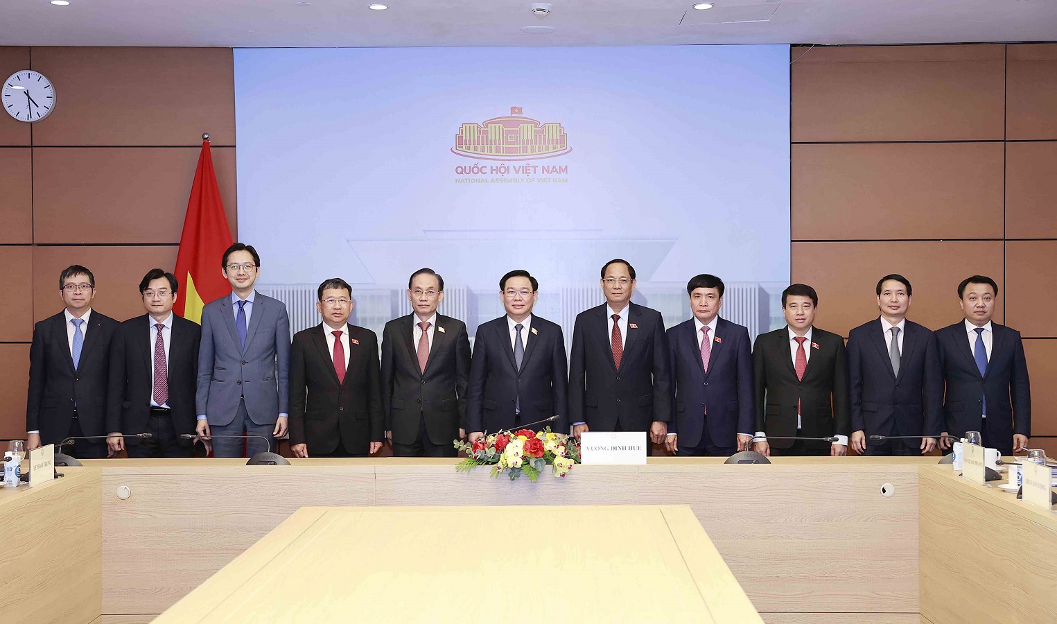 Chủ tịch Quốc hội Vương Đình Huệ và các đại biểu tại buổi hội đàm trực tuyến.
