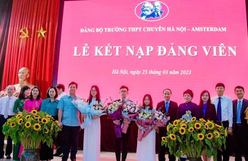 Các đồng chí lãnh đạo tham dự buổi lễ chụp ảnh lưu niệm với các đảng viên mới được kết nạp.