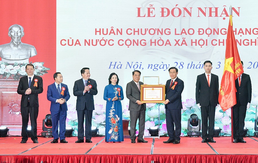 Thay mặt lãnh đạo Đảng, Nhà nước, Ủy viên Bộ Chính trị, Chủ tịch Quốc hội Vương Đình Huệ đã trao tặng Huân chương Lao động hạng Nhì cho Ban Dân nguyện.
