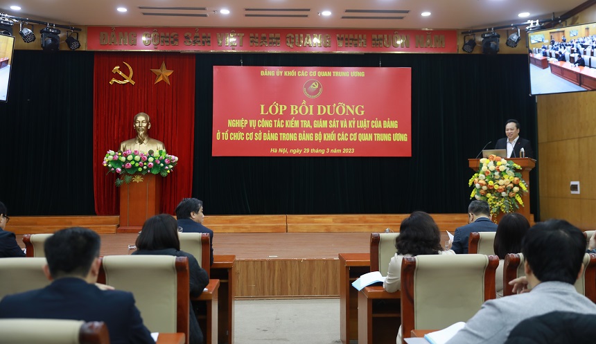 Đ/c Đỗ Việt Hà, Phó Bí thư Đảng ủy Khối Các cơ quan Trung ương phát biểu khai giảng lớp bồi dưỡng.