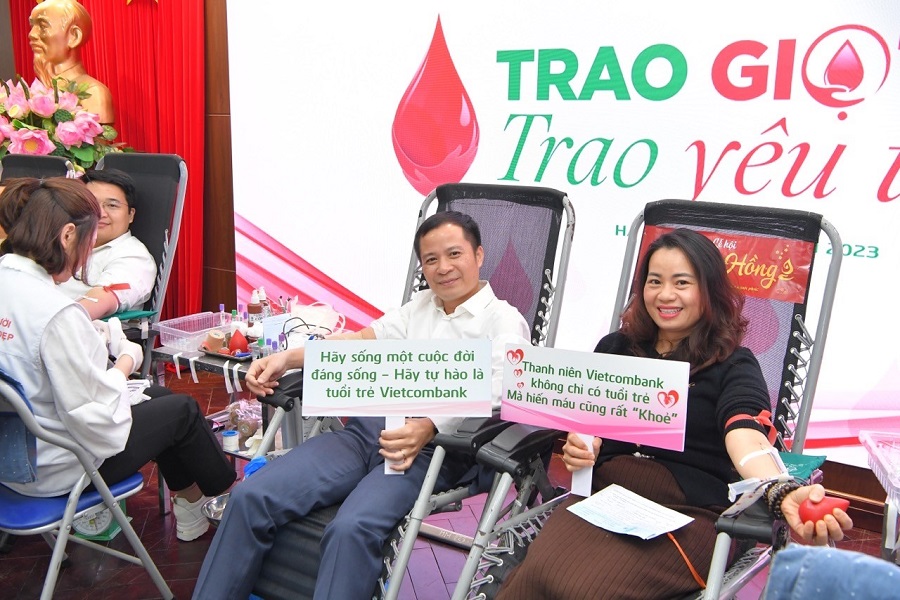 Đ/c Lê Hoàng Tùng, Ủy viên Ban Chấp hành Đảng bộ Vietcombank, Ủy viên Ban Chấp hành Đảng bộ cơ sở Trụ sở chính, Kế toán trưởng Vietcombank (thứ hai từ phải sang) tham gia hiến máu tại Trụ sở chính.