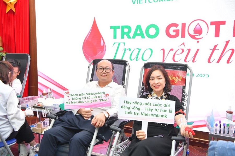 Đ/c Nguyễn Thị Kim Oanh, Ủy viên Ban Chấp hành Đảng bộ Vietcombank, Phó Tổng Giám đốc Vietcombank (bên phải) và đ/c Dương Bảo Trung - Bí thư Đoàn thanh niên Vietcombank tham gia hiến máu tại Trụ sở chính.