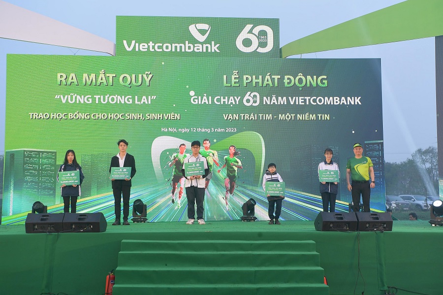 Đồng chí Nguyễn Thanh Tùng, Thành viên Hội đồng quản trị, Tổng Giám đốc Vietcombank (ngoài cùng bên phải) trao học bổng cho các em học sinh nghèo vượt khó, tài năng.