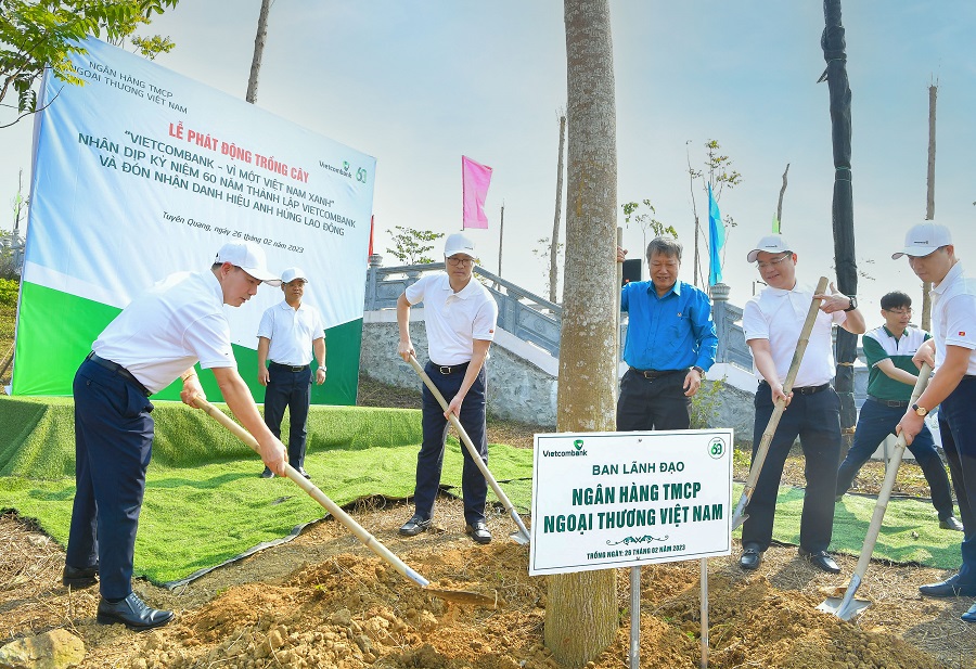 Ban lãnh đạo Vietcombank cùng đại diện Công đoàn Ngân hàng Việt Nam, NHNN chi nhánh tỉnh Tuyên Quang trồng cây tại Khu di tích lịch sử ngành Ngân hàng Việt Nam trong Lễ phát động chương trình trồng 60 nghìn cây xanh “Vietcombank – Vì một Việt Nam xanh”.