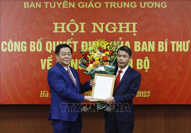 Trưởng Ban Tuyên giáo Trung ương Nguyễn Trọng Nghĩa trao Quyết định bổ nhiệm Phó Trưởng Ban Tuyên giáo Trung ương cho đồng chí Vũ Thanh Mai. Ảnh: TTXVN